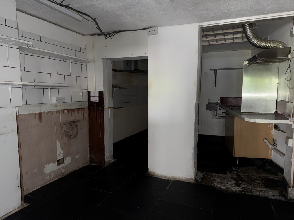 Lot: 69 - FREEHOLD COMMERCIAL BUILDING IN CENTRAL LOCATION - Ground floor prep area and kitchen